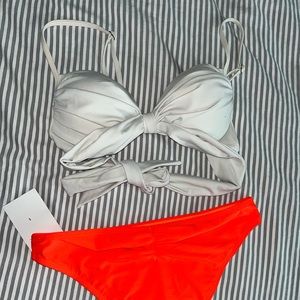 Bathing suit / swim suit